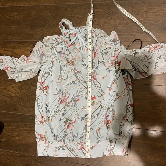 Bebe cold shoulder floral blouse - Picture 5 of 5